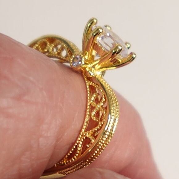 Wicked Green Gift Ring Box with a Gold Queen Ring inside! Size 8 - Picture 5 of 6